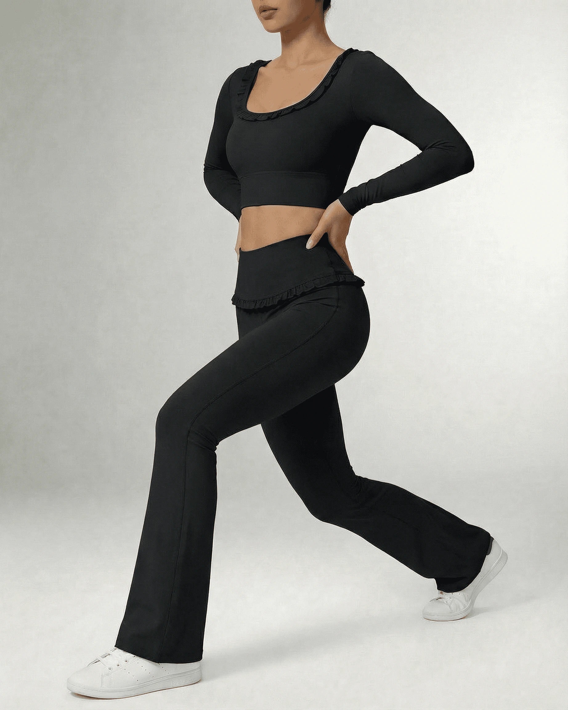 Luna Leggings – Silver leggings, model wearing by Slimona