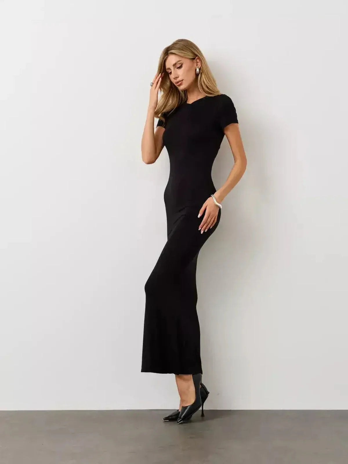 Noir Curve Maxi Dress in black, showcasing a sculpted silhouette, ideal for weddings, prom, or formal occasions.