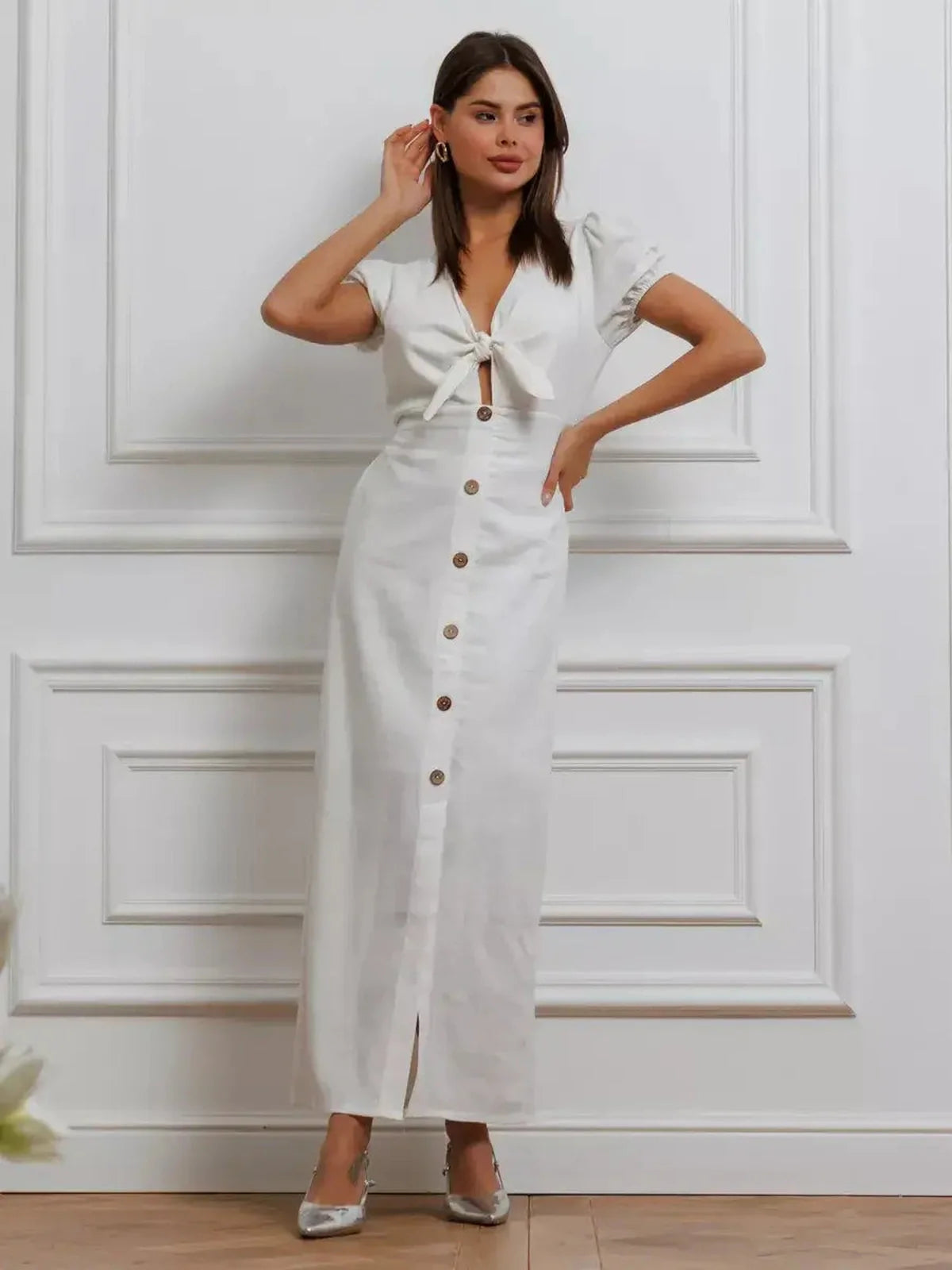 Maxi Dress Pearl Whisper in white with tie-front and puff sleeves, ideal for weddings and summer events.