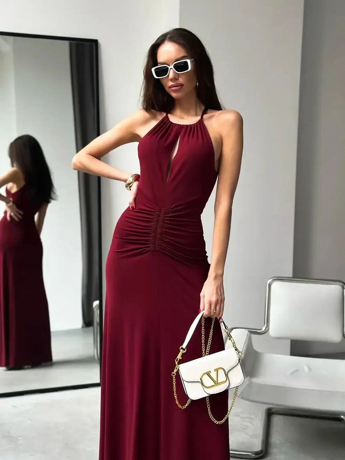 Maxi Dress Élan in burgundy featuring draped halter design and ruched waist, perfect for weddings or formal events.