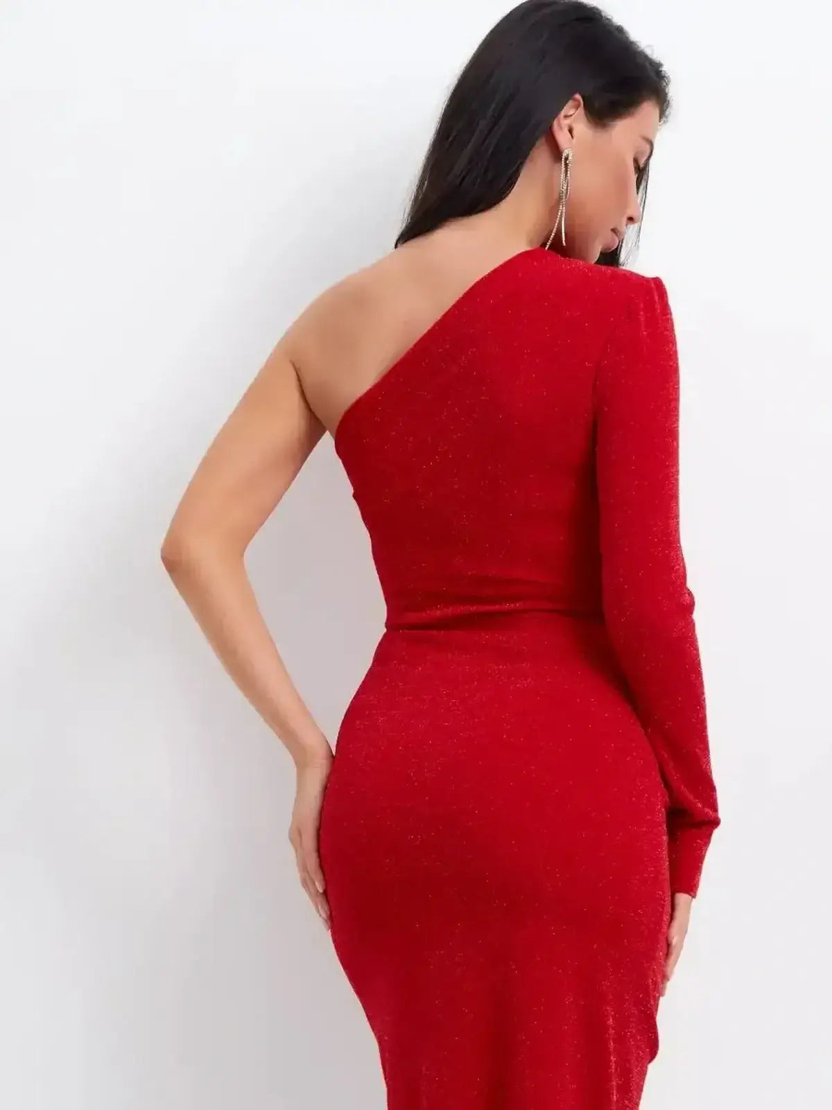Back view of the red Maxi Dress Radiance Curve featuring one-shoulder design and figure-flattering fit.