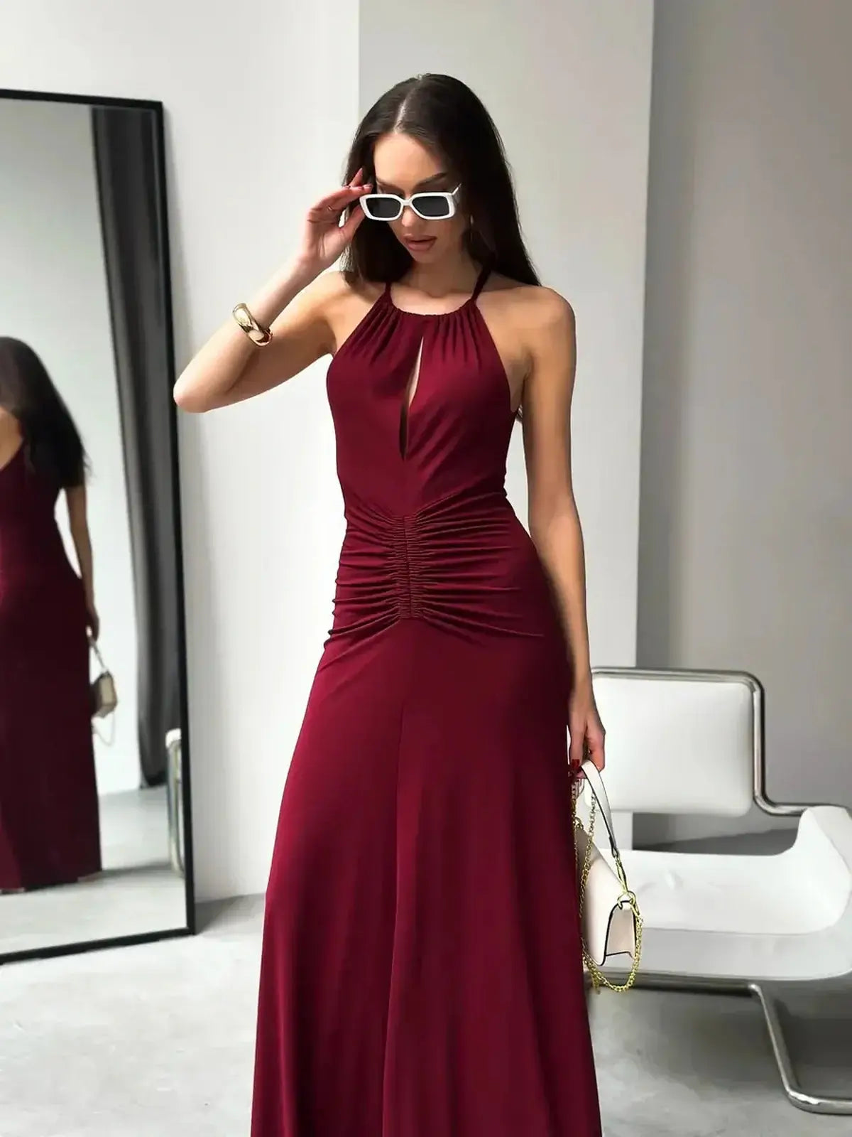 Maxi Dress Élan in burgundy with draped halter design and ruched waist, perfect for weddings or formal occasions.