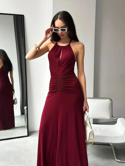 Maxi Dress Élan in burgundy with draped halter design and ruched waist, perfect for weddings or formal occasions.