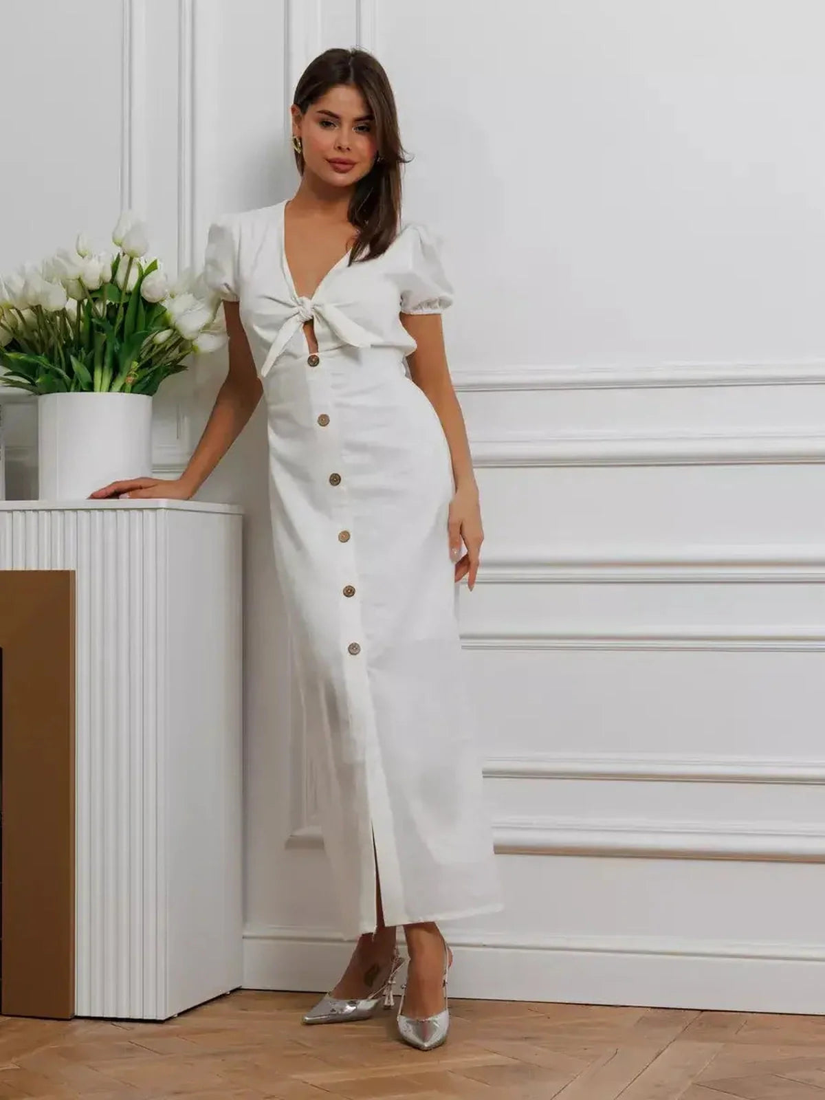 Maxi Dress Pearl Whisper - Elegant white dress with tie-front, puff sleeves, and button-down skirt, perfect for weddings or summer.