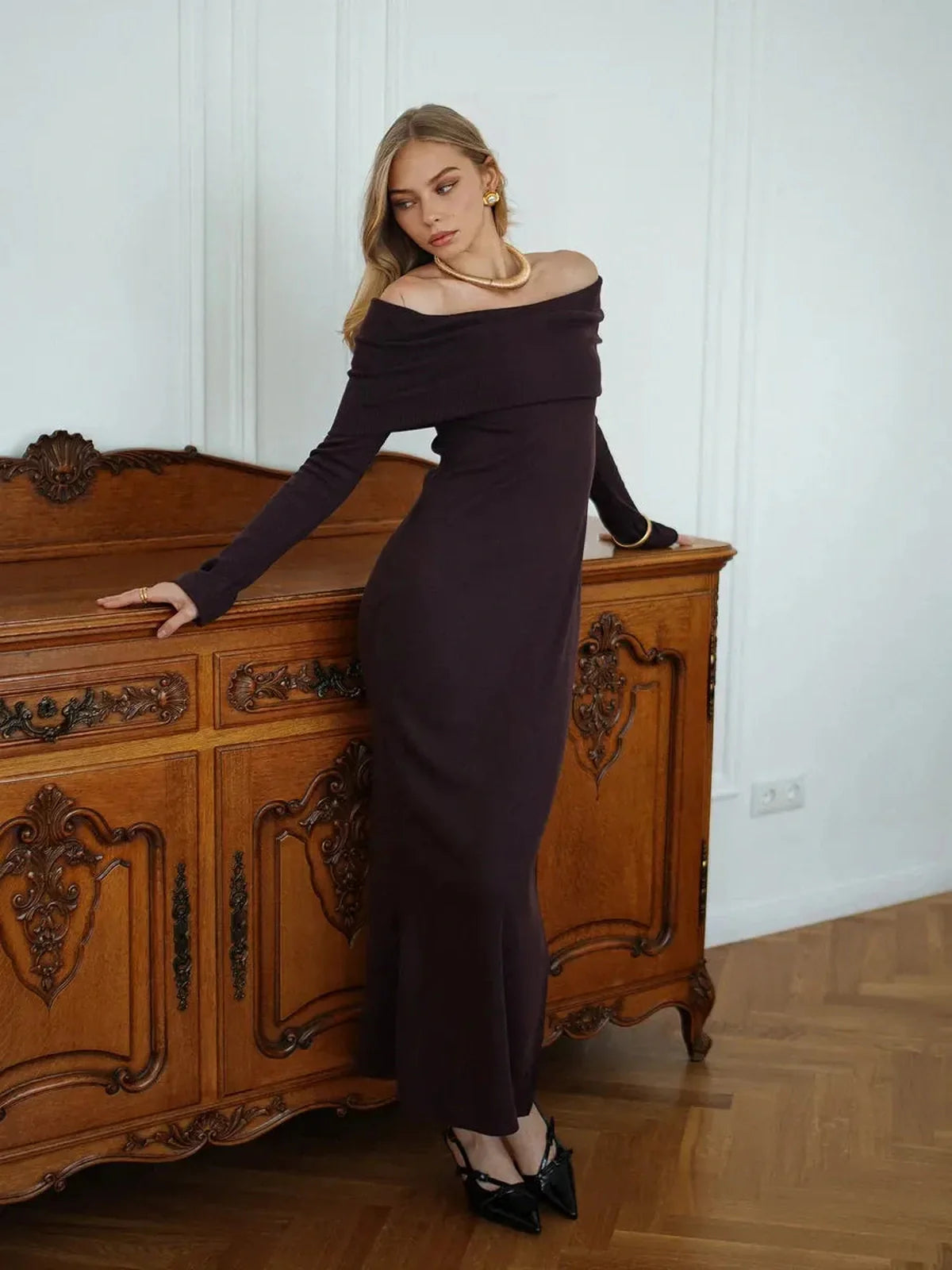Elegance Maxi Dress in dark purple, showcasing an off-shoulder design and ribbed texture, perfect for formal events.