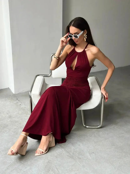 Maxi Dress Élan in burgundy, featuring a halter neckline and ruched waist, perfect for evening events or weddings.