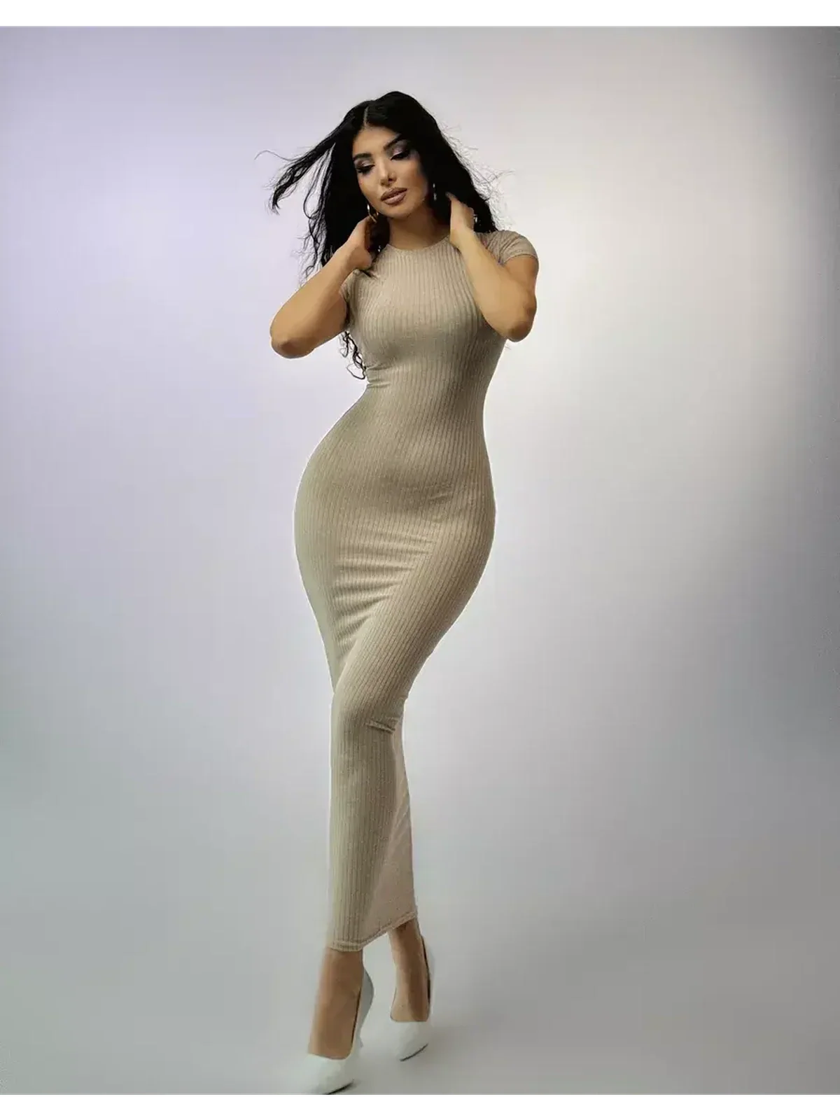 Maxi Dress Contour Grace in ribbed fabric, showcasing a sculpted fit ideal for summer or elegant occasions.
