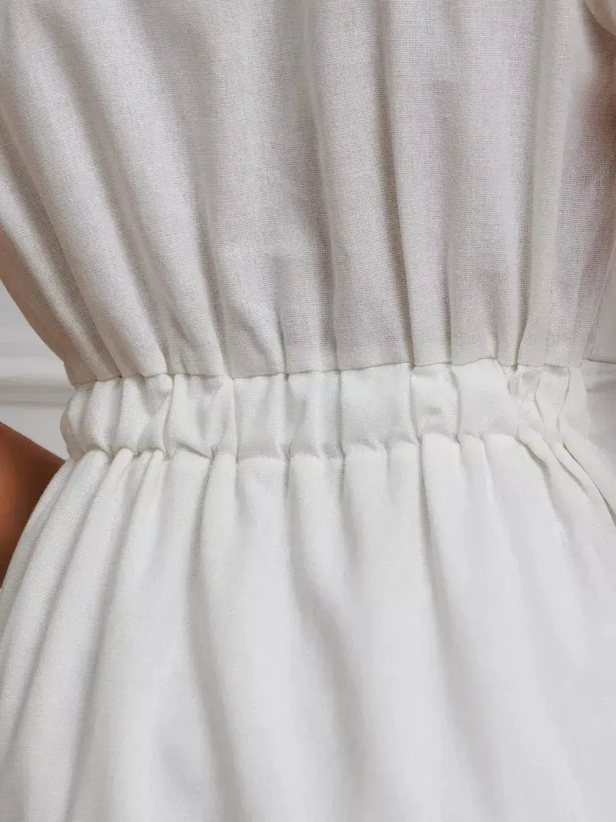 Detail of the cinched waist on the Maxi Dress Pearl Whisper, showcasing the elegant tie-front design.