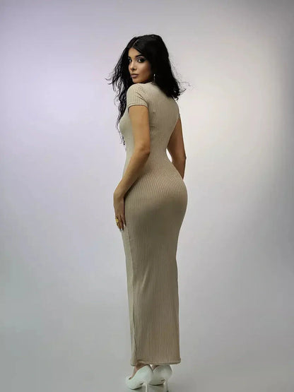 Model showcasing the Maxi Dress Contour Grace in ribbed fabric, featuring short sleeves and a sculpted fit.