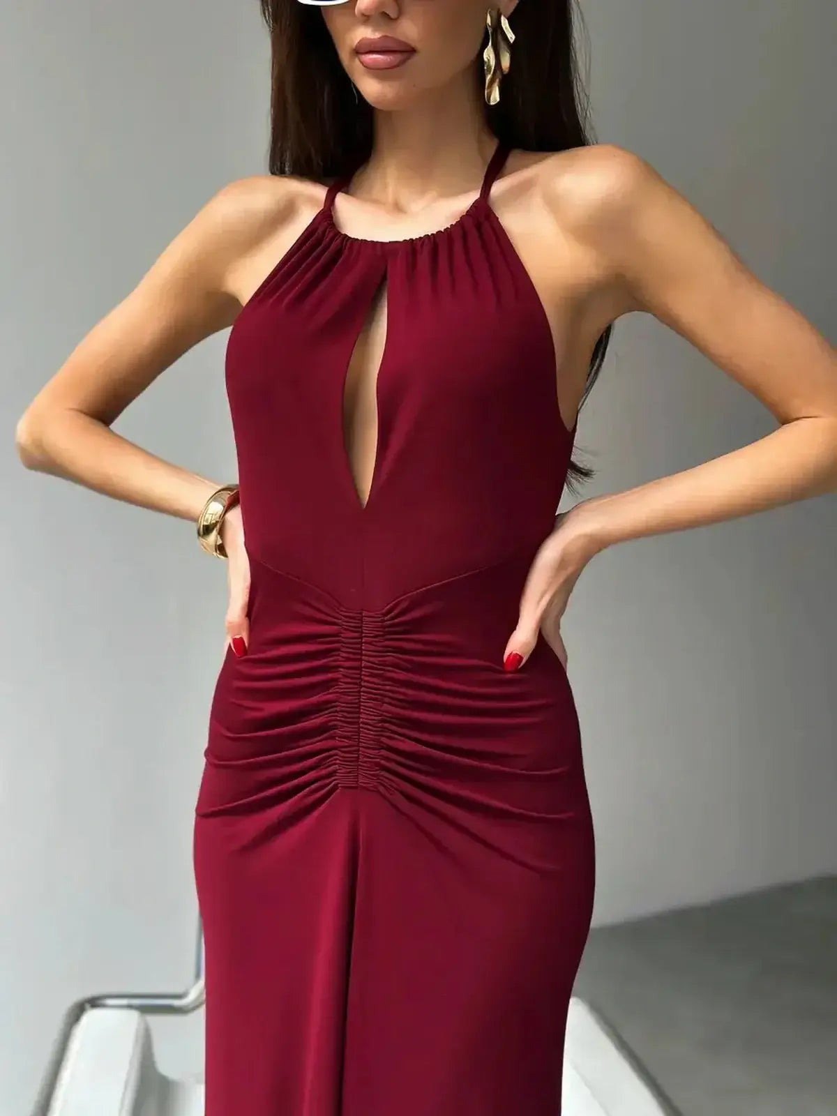 Maxi Dress Élan in burgundy featuring a halter neckline and ruched waist, perfect for formal occasions and evening wear.
