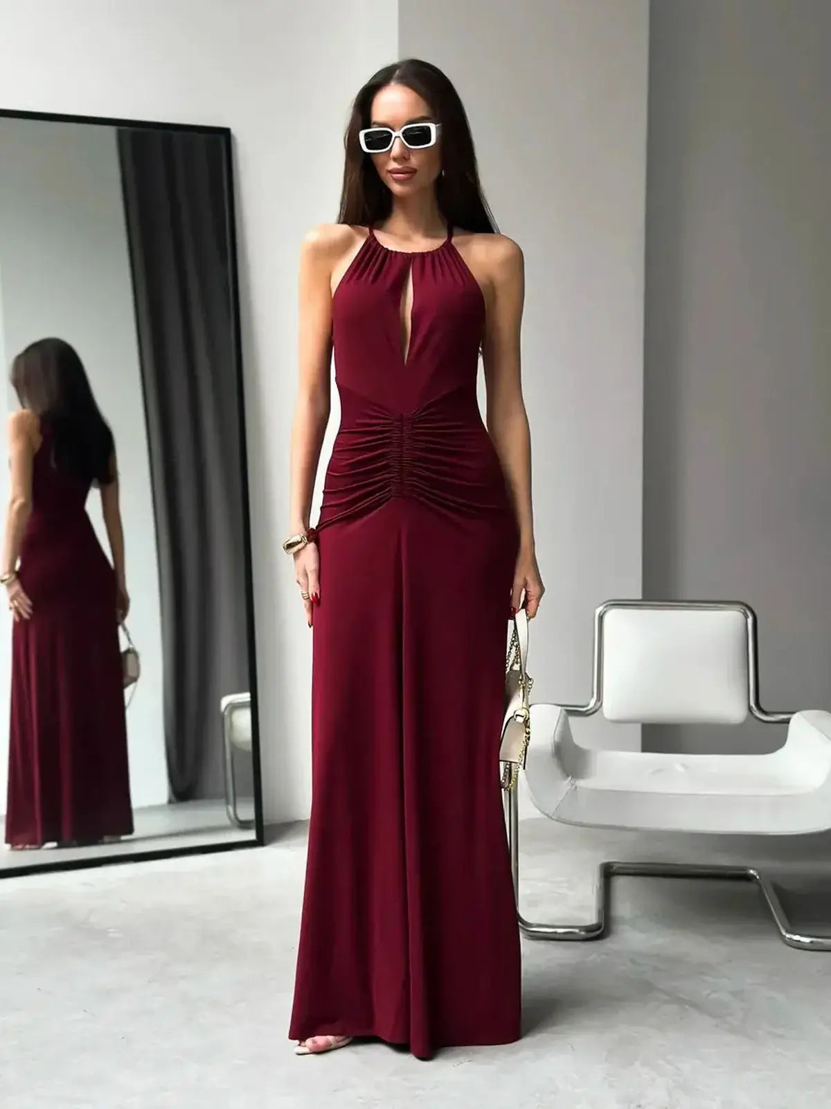 Maxi Dress Élan in burgundy, featuring a draped halter design and ruched waist, perfect for formal occasions.