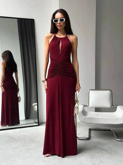 Maxi Dress Élan in burgundy, featuring a draped halter design and ruched waist, perfect for formal occasions.
