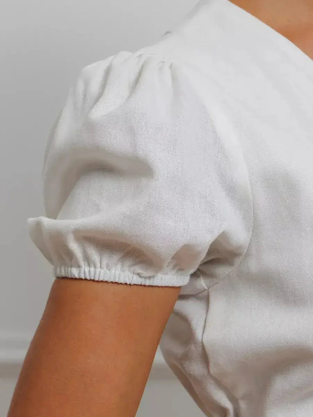 Close-up of puff sleeve detail on the white Maxi Dress Pearl Whisper, showcasing its elegant and sophisticated style.