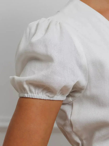 Close-up of puff sleeve detail on the white Maxi Dress Pearl Whisper, showcasing its elegant and sophisticated style.