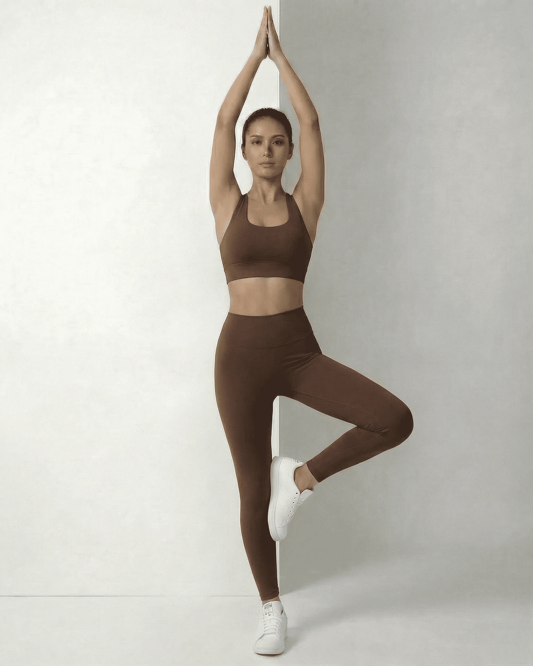 Hazel Leggings – Brown leggings, model wearing by Slimona