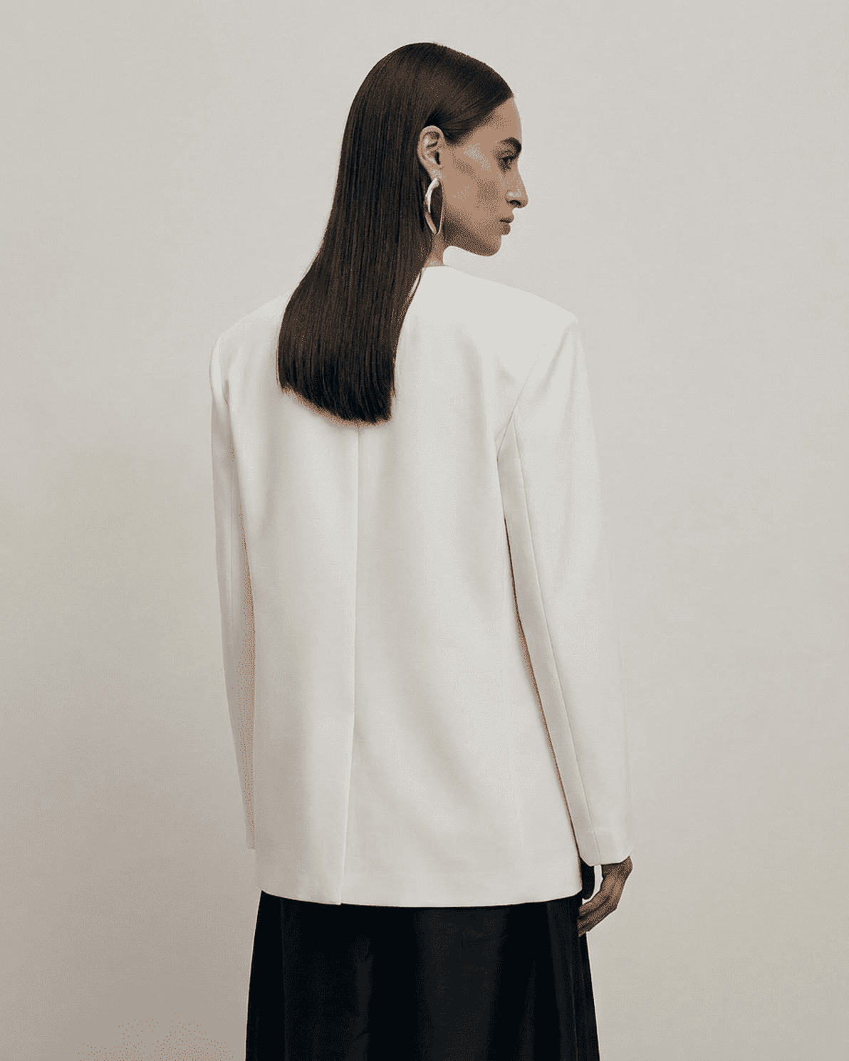 Alba Blazer by Slimona, showcasing a fitted single-breasted design and elegant tailored silhouette.