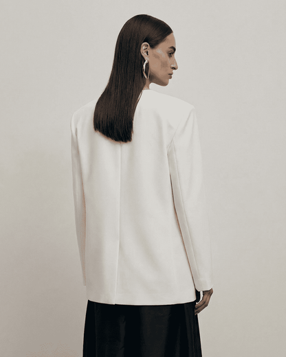 Alba Blazer by Slimona, showcasing a fitted single-breasted design and elegant tailored silhouette.