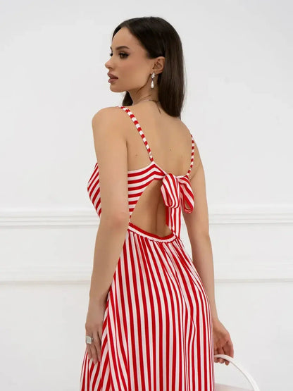Maxi Dress Riviera Curve featuring bold red-and-white stripes and a playful back bow tie, perfect for summer occasions.