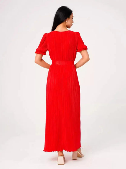 Back view of the red Maxi Dress Solaria featuring pleats and puff sleeves, perfect for summer events and weddings.