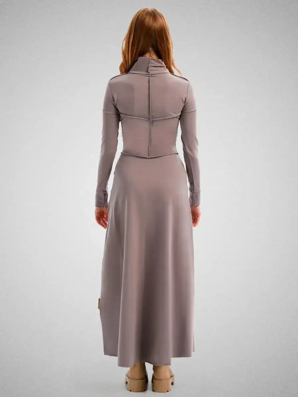 Back view of a woman wearing the Maxi Dress Contour Grace in a sleek silhouette, showcasing modern elegance and comfort.