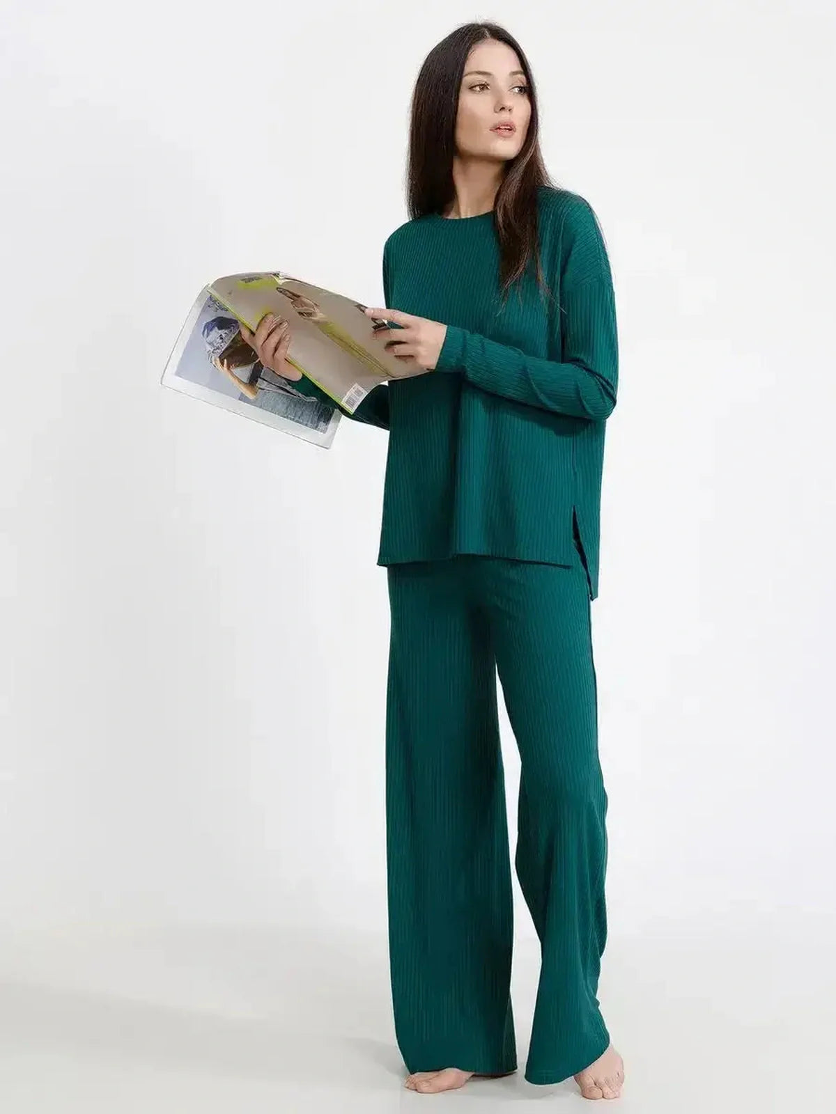 LoungeEase Set in dark green featuring oversized top and wide-leg pants, perfect for stylish home lounging and relaxed days.