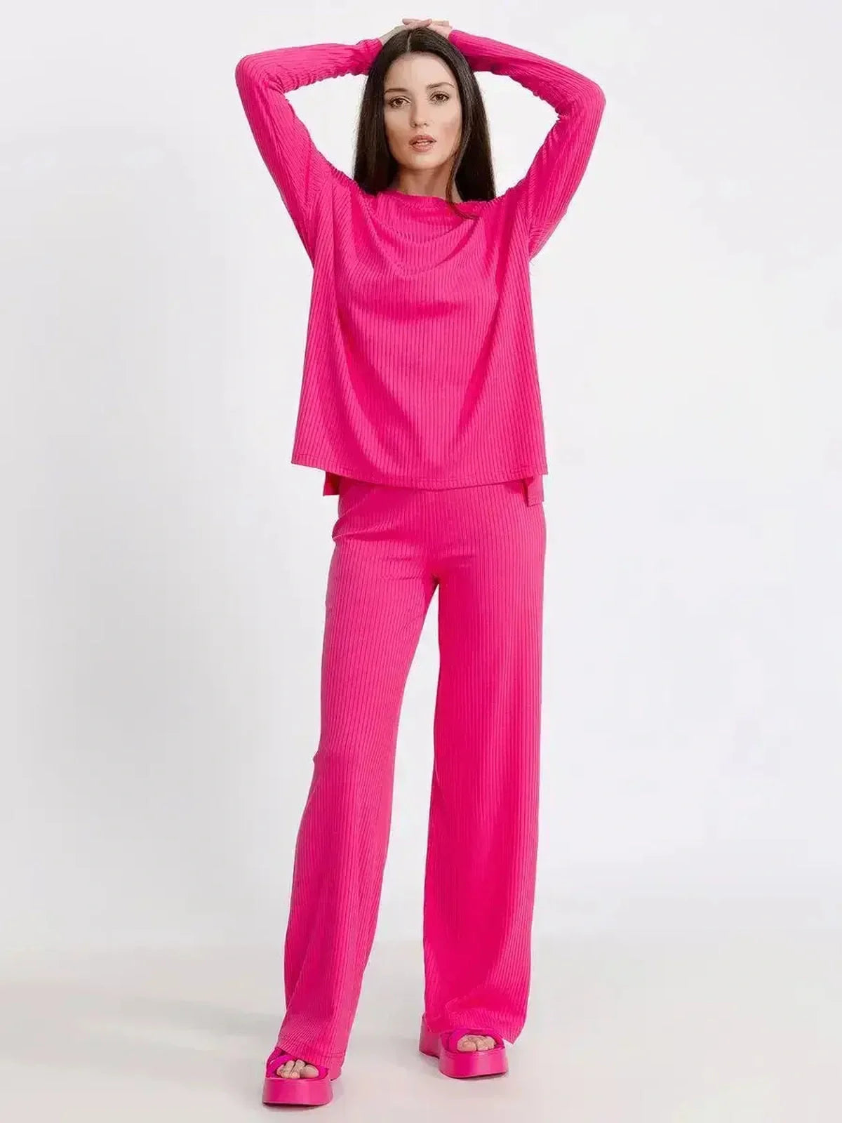 Fuchsia Lounge Set: Oversized women’s two-piece outfit combining comfort and style in vibrant pink for casual chic looks.