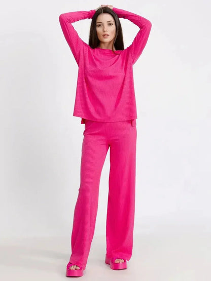 Fuchsia Lounge Set: Oversized women’s two-piece outfit combining comfort and style in vibrant pink for casual chic looks.