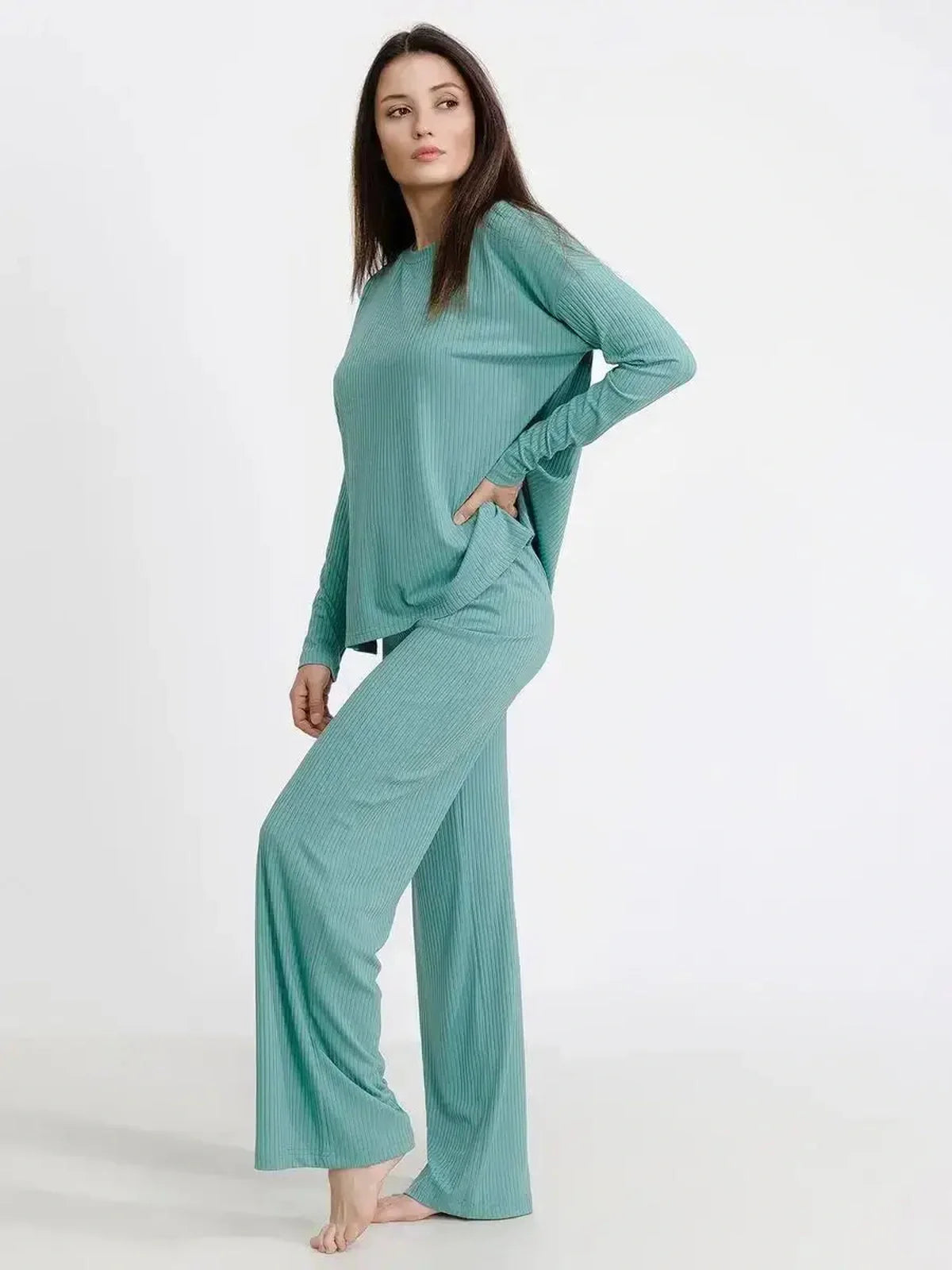 Mint lounge set in soft ribbed fabric featuring a relaxed fit, perfect for stylish comfort at home.