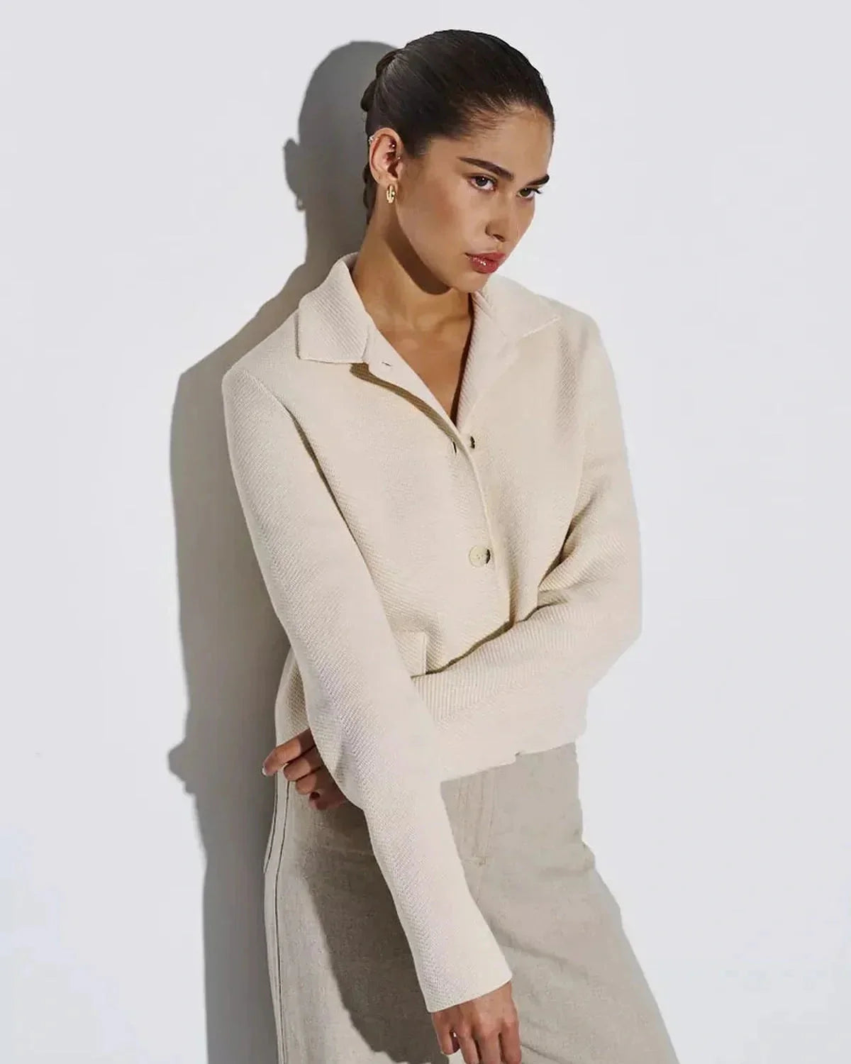 Lazio Cropped Jacket by Slimona, elegant cream women's jacket with button closure, perfect for transitional seasons.