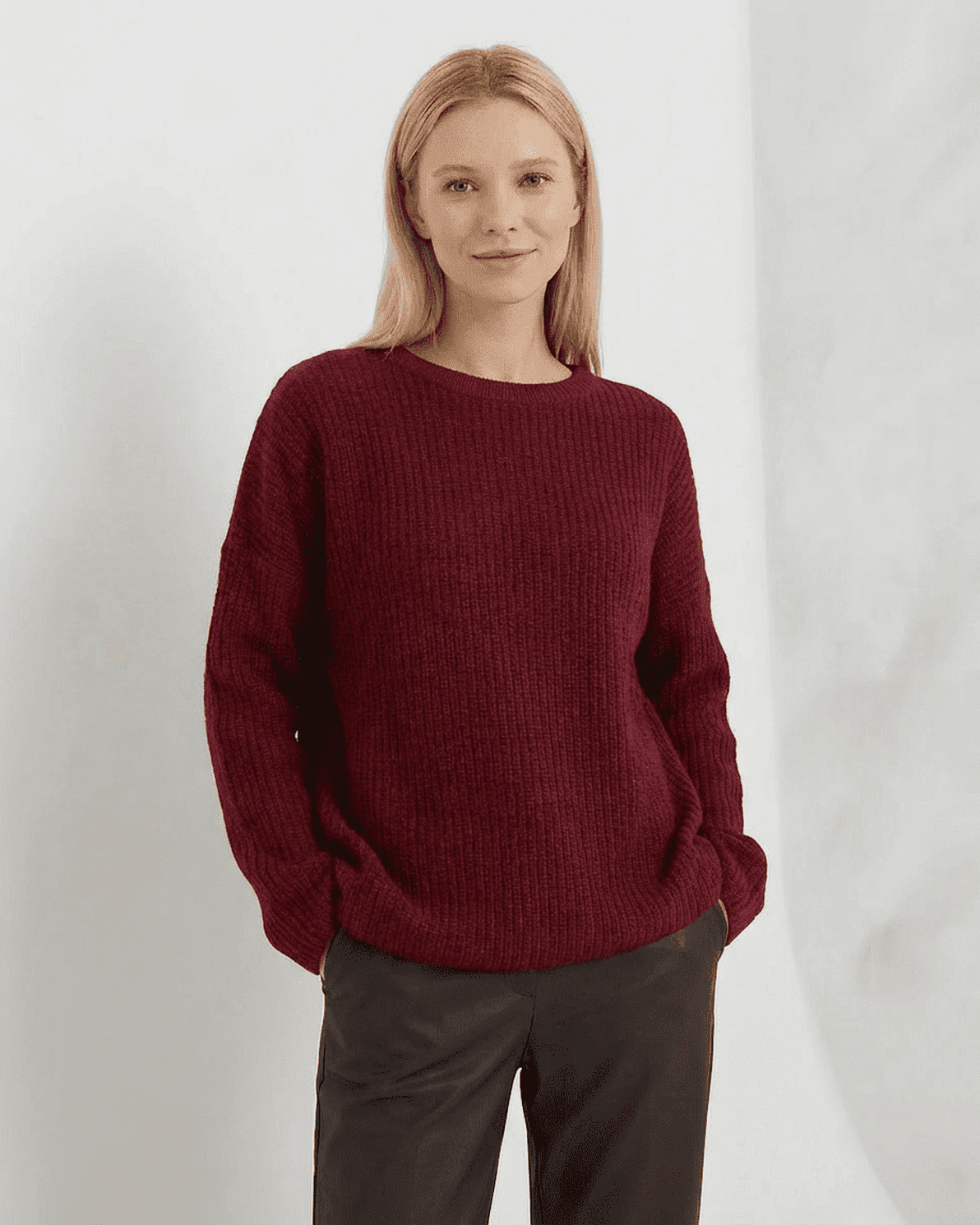 Marlo Sweater by Slimona - Loose Fit Ribbed Knitwear in Burgundy, featuring long sleeves and round neckline.